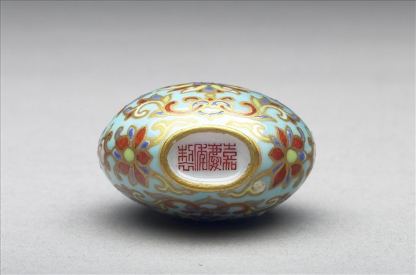 粉彩湖綠地花卉紋鼻煙壺