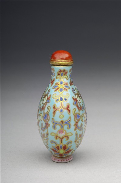 粉彩湖綠地花卉紋鼻煙壺