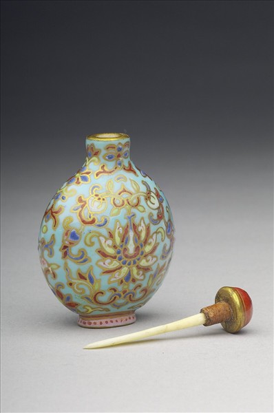 粉彩湖綠地花卉紋鼻煙壺