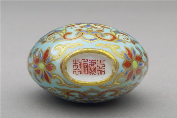 粉彩湖綠地花卉紋鼻煙壺