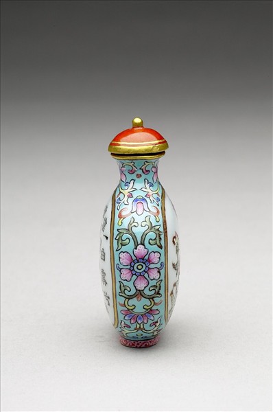 粉彩御製詩花卉紋鼻煙壺