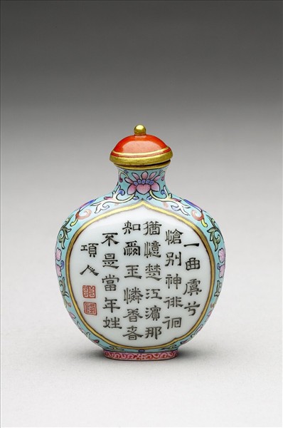 粉彩御製詩花卉紋鼻煙壺