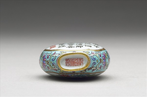 粉彩御製詩花卉紋鼻煙壺