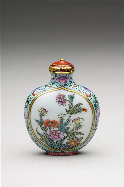 粉彩御製詩花卉紋鼻煙壺