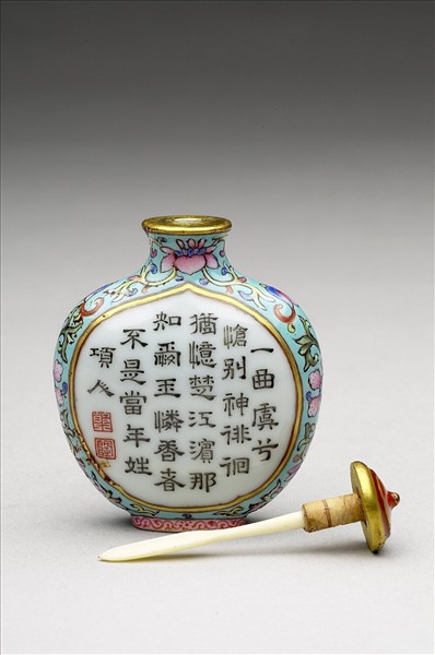 粉彩御製詩花卉紋鼻煙壺