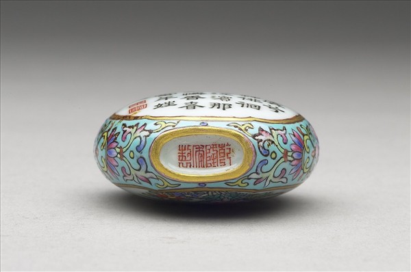粉彩御製詩花卉紋鼻煙壺