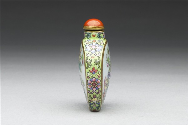 粉彩花卉紋鼻煙壺