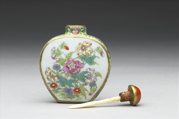 粉彩花卉紋鼻煙壺