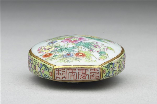 粉彩花卉紋鼻煙壺
