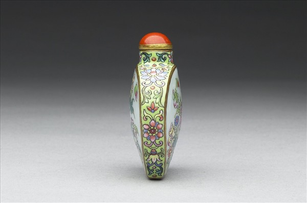 粉彩花卉紋鼻煙壺