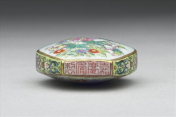 粉彩花卉紋鼻煙壺