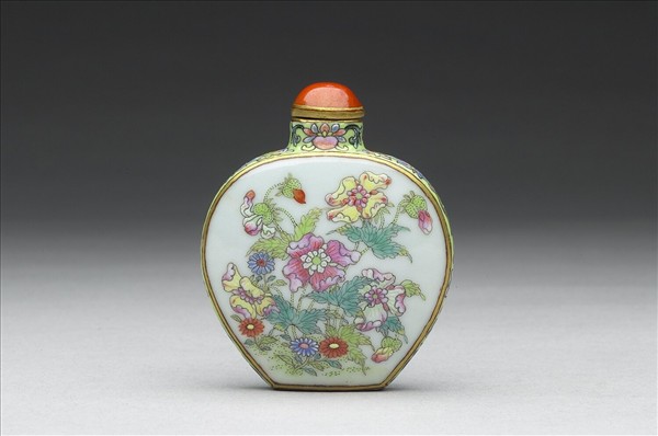 粉彩花卉紋鼻煙壺