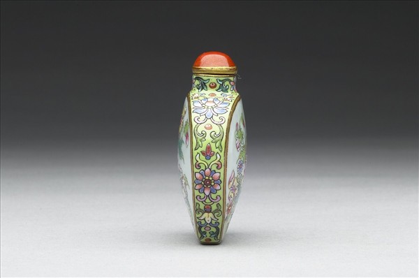 粉彩花卉紋鼻煙壺