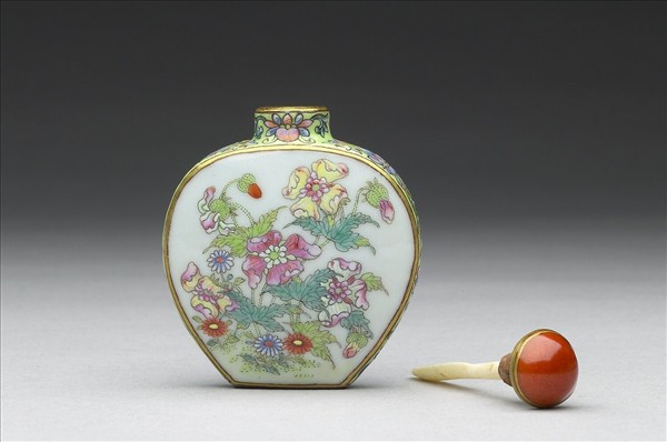 粉彩花卉紋鼻煙壺