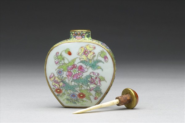 粉彩花卉紋鼻煙壺