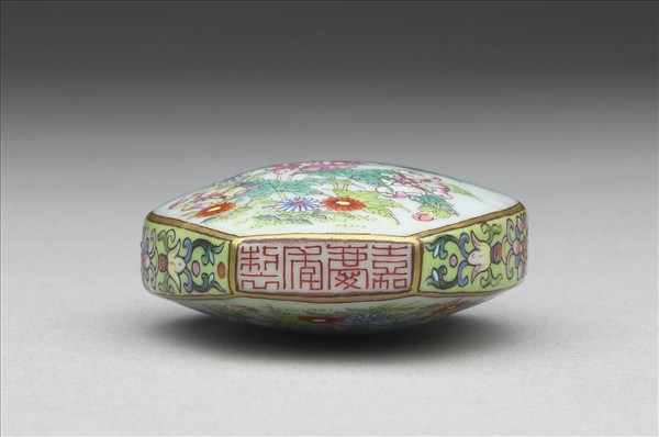 粉彩花卉紋鼻煙壺