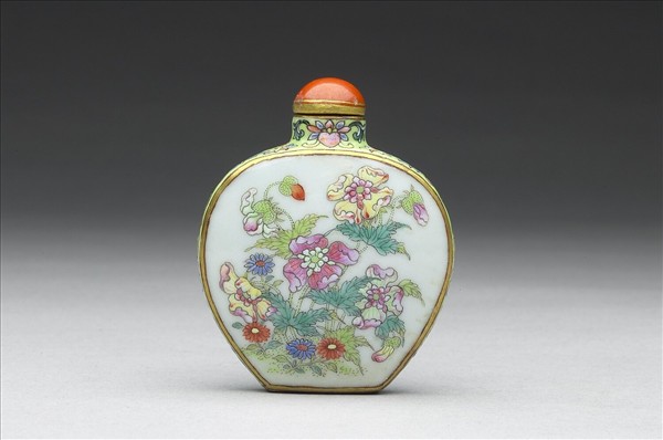 粉彩花卉紋鼻煙壺