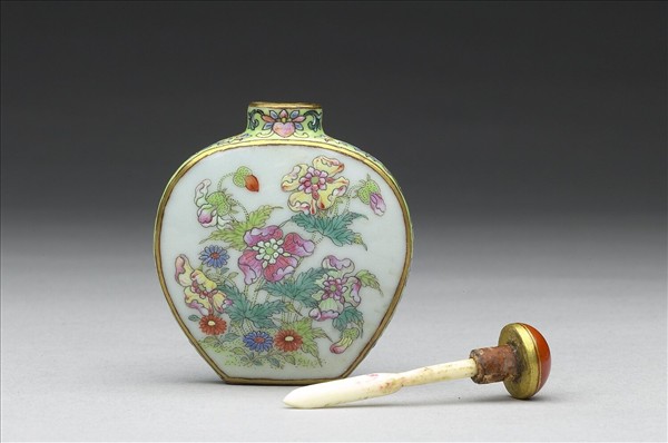 粉彩花卉紋鼻煙壺