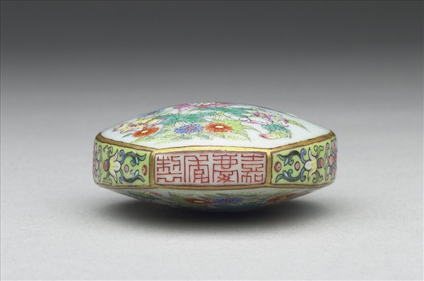 粉彩花卉紋鼻煙壺