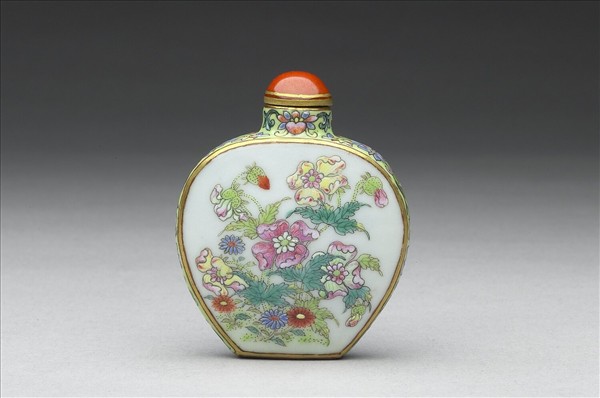 粉彩花卉紋鼻煙壺