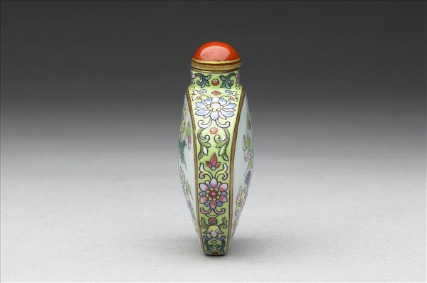 粉彩花卉紋鼻煙壺