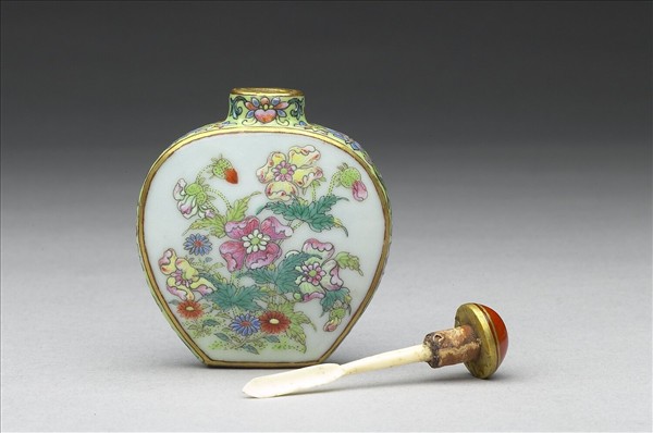 粉彩花卉紋鼻煙壺