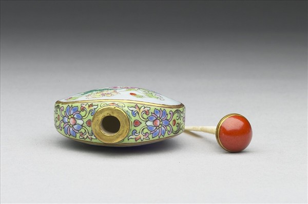 粉彩花卉紋鼻煙壺