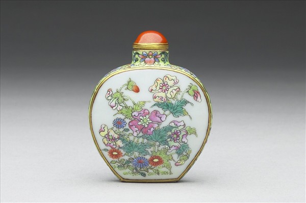 粉彩花卉紋鼻煙壺