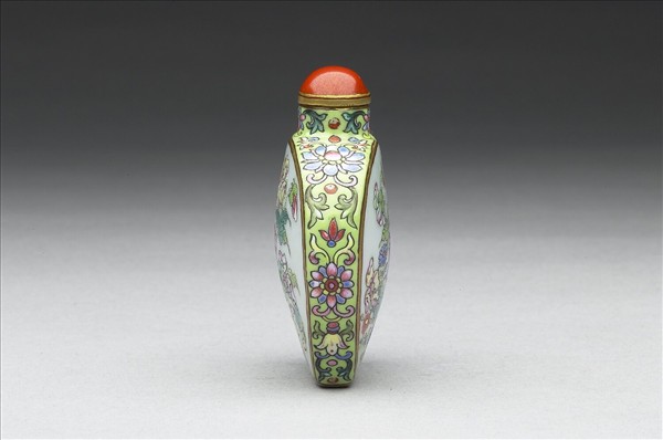 粉彩花卉紋鼻煙壺