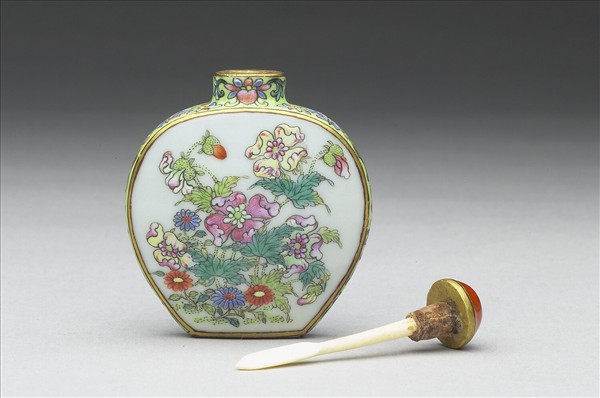 粉彩花卉紋鼻煙壺