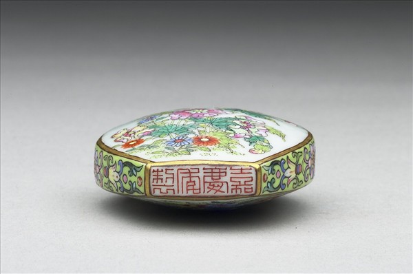 粉彩花卉紋鼻煙壺