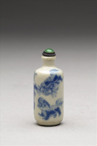 青花瓷獅子滾繡球紋鼻煙壺