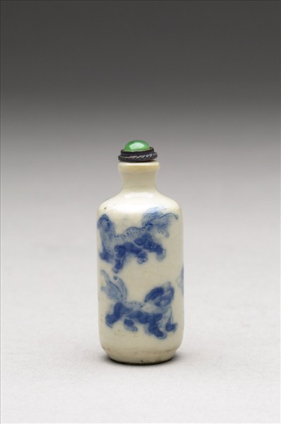 青花瓷獅子滾繡球紋鼻煙壺