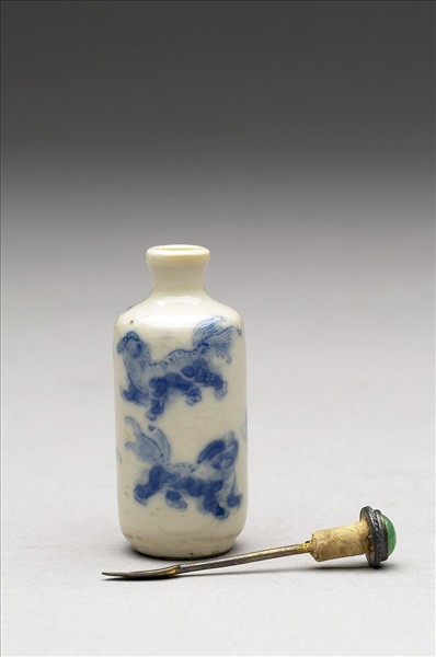 青花瓷獅子滾繡球紋鼻煙壺