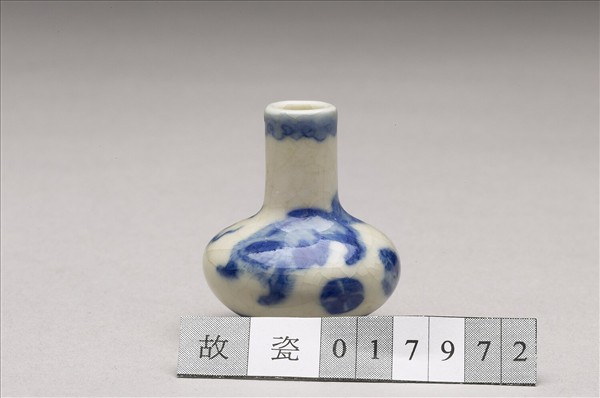 青花瓷獅子滾繡球紋鼻煙壺