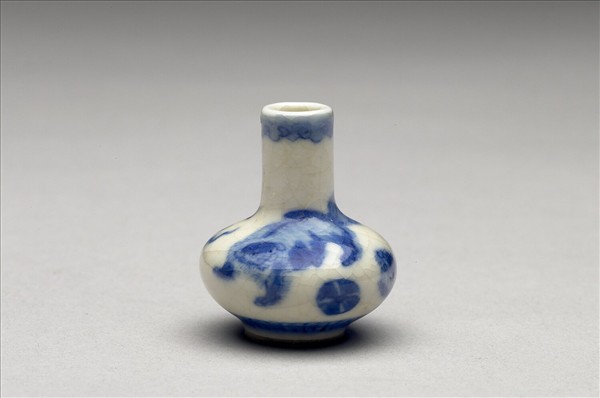 青花瓷獅子滾繡球紋鼻煙壺