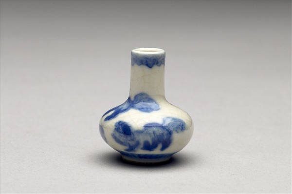 青花瓷獅子滾繡球紋鼻煙壺