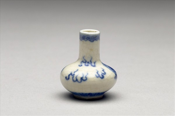 青花瓷獅子滾繡球紋鼻煙壺