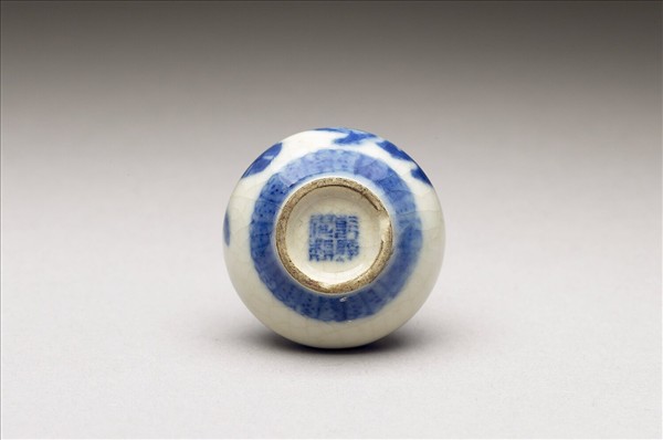 青花瓷獅子滾繡球紋鼻煙壺