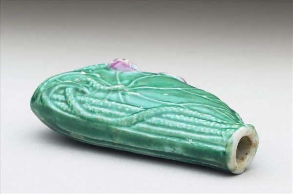 瓷胎綠釉荷葉形鼻煙壺