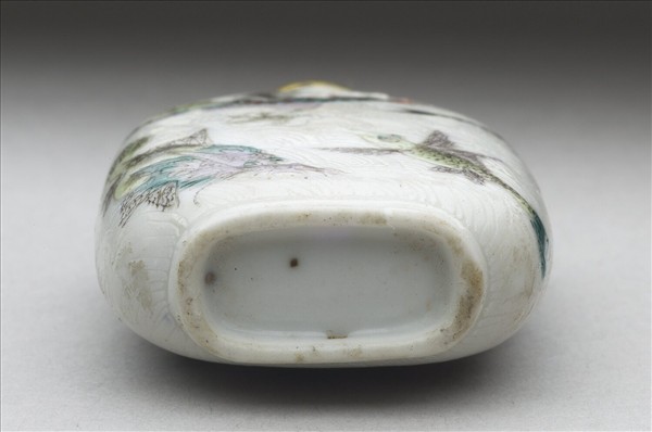 釉上彩龍鳳魚獸紋鼻煙壺