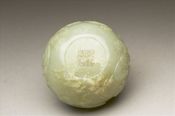 玉雙螭紋球形鼻煙壺