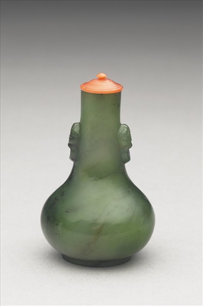 玉獸首銜環鼻煙壺