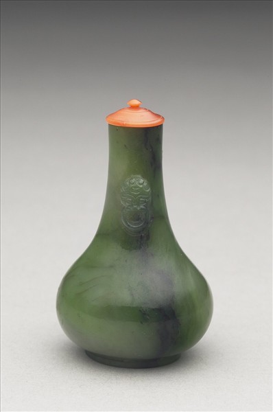 玉獸首銜環鼻煙壺