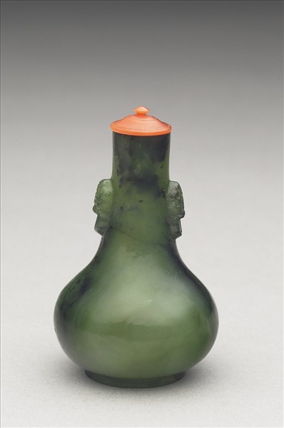 玉獸首銜環鼻煙壺