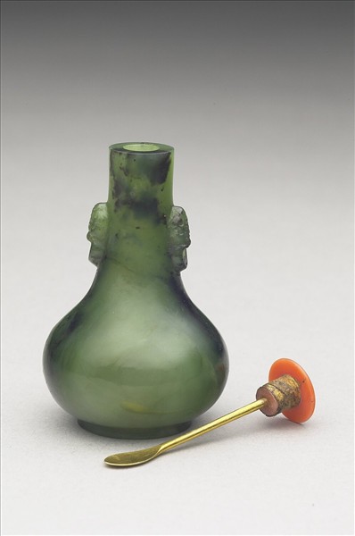 玉獸首銜環鼻煙壺