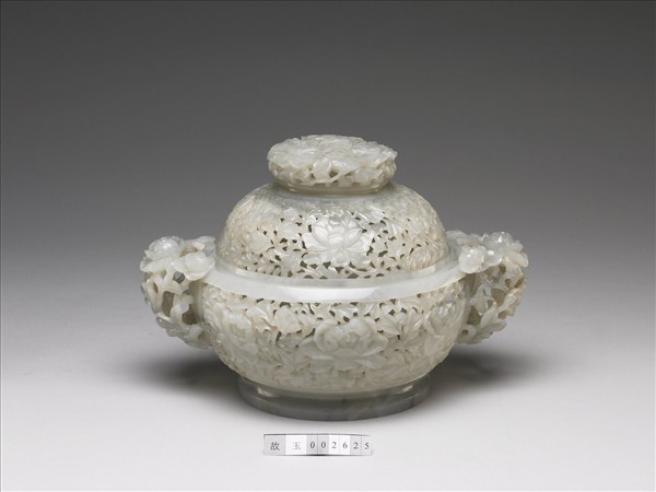 玉鏤空花卉紋香薰