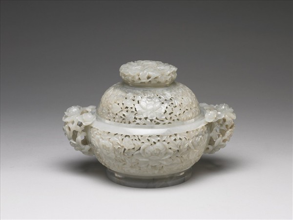 玉鏤空花卉紋香薰
