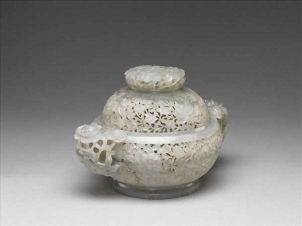 玉鏤空花卉紋香薰