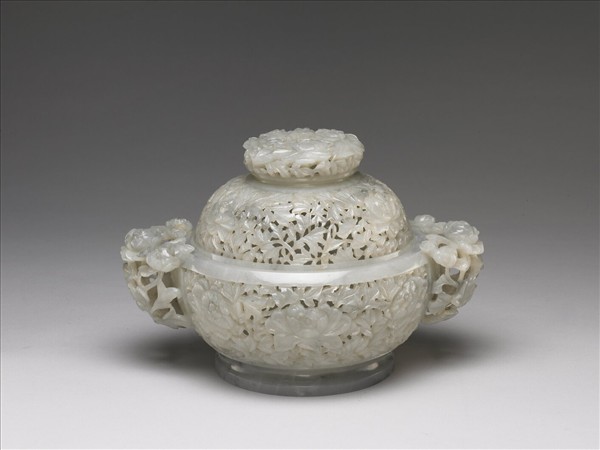 玉鏤空花卉紋香薰